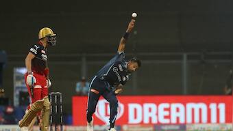 Watch: Hardik Pandya loses cool after Kohli and Maxwell stop GT skipper in his run-up