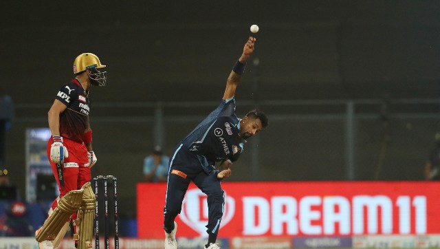 Watch: Hardik Pandya loses cool after Kohli and Maxwell stop GT skipper in his run-up Watch: Hardik Pandya loses cool after Kohli and Maxwell stop GT skipper in his run-up