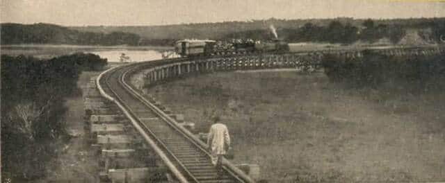 Uganda Railway, the curve near Mombasa, in 1899. Wikimedia Commons/jaduland.de
