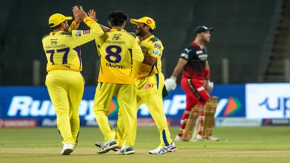 Watch: MS Dhoni's lightening glovework dismisses RCB's Glenn Maxwell