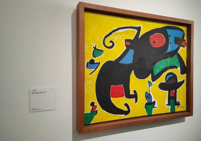 Miro's Personnages et oiseaux avec un chien (Characters and Birds with a Dog) features the artist’s language of signs as well as another of the crucial features of his universe; the use of bright colours. 