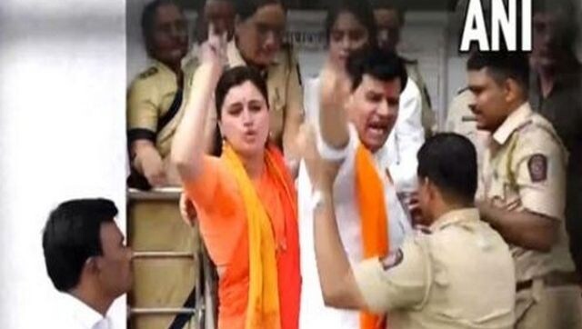Rana couple pray at Hanuman temple in Delhi for Uddhav Thackeray's ouster Rana couple pray at Hanuman temple in Delhi for Uddhav Thackeray's ouster