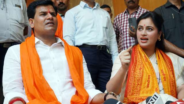 Hanuman Chalisa row: MP Navneet Rana, MLA-husband Ravi Rana get bail by Mumbai special court Hanuman Chalisa row: MP Navneet Rana, MLA-husband Ravi Rana get bail by Mumbai special court
