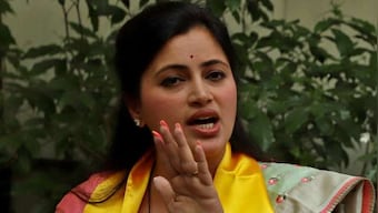 Mumbai court issues fresh non-bailable warrant against Amravati MP Navneet Rana, her father in fake certificate case