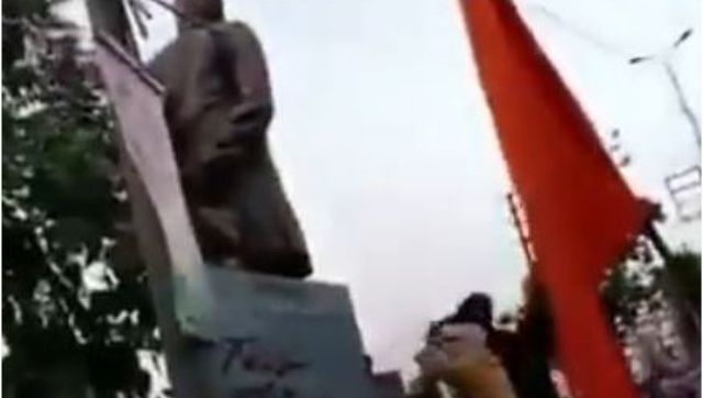 Six held for attempt to damage Jawaharlal Nehru's statue in Madhya Pradesh's Satna Six held for attempt to damage Jawaharlal Nehru's statue in Madhya Pradesh's Satna
