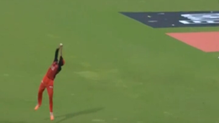 IPL 2022: Priyam Garg takes stunning catch to dismiss Daniel Sams in MI vs SRH clash