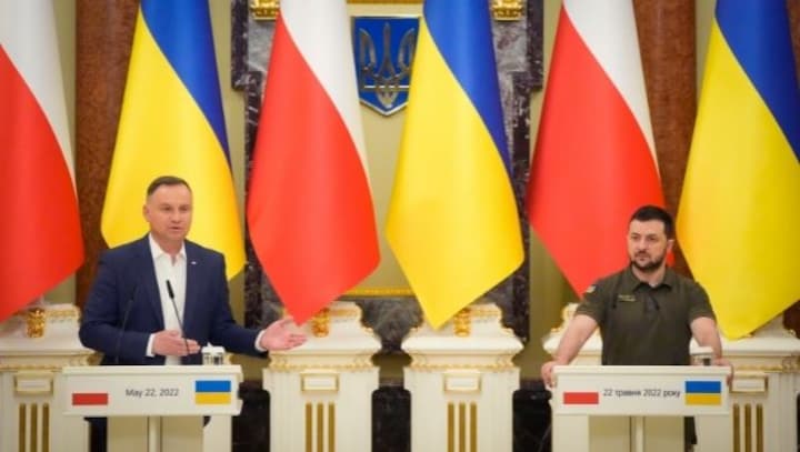 Russia presses offensive in eastern Ukraine as Poland's Andrzej Duda praises Kyiv