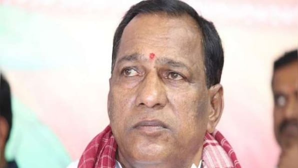 WATCH: Slippers, chairs, water bottles thrown at TRS minister Chamakura Malla Reddy for praising KCR-led Telangana govt