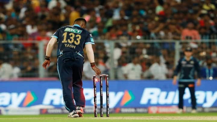 IPL 2022: Riyan Parag stares at Ravichandran Ashwin after being run out in Qualifier 1, trolled
