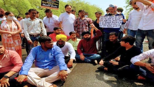 File image of BJP's Tajinder Pal Singh Bagga outside Delhi chief minister Arvind Kejriwal's house, protesting against his remarks on the movie The Kashmir Files. Image Courtesy: Tajinder Pal Singh Bagga/Facebook