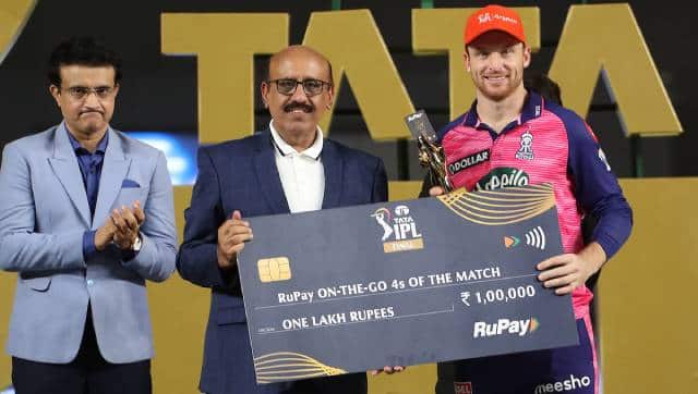Jos Buttler receives Most Fours in the match award during IPL 2022 closing ceremony in Ahmedabad on Sunday night. Sportzpics