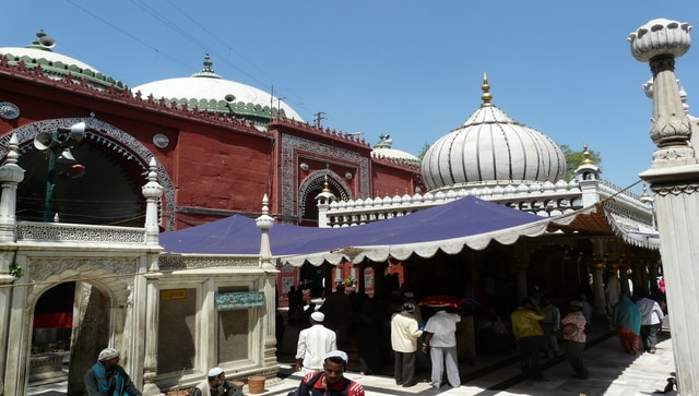 New Delhi: Pakistani delegation pays respects at Hazrat Nizamuddin shrine New Delhi: Pakistani delegation pays respects at Hazrat Nizamuddin shrine
