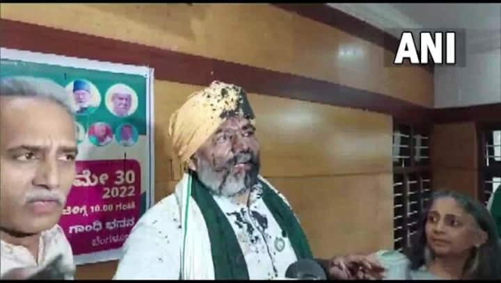 SKM demands strict punishment for those who threw ink on Tikait in Bengaluru