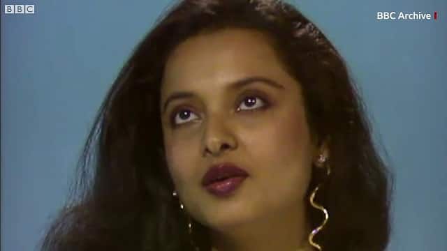 Rekha singing 'Mujhe Tum Nazar Se'