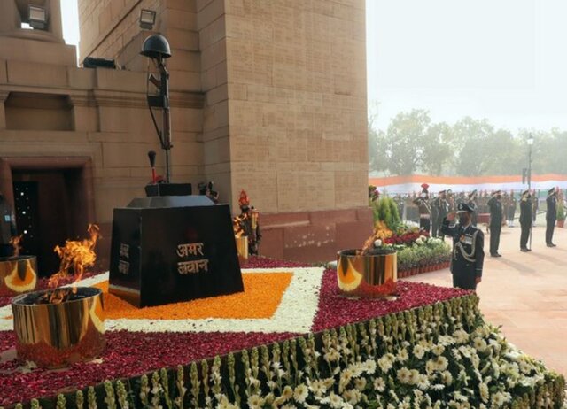 Iconic inverted rifle & helmet, symbol of fallen soldiers at India Gate shifted to National War Memorial Iconic inverted rifle & helmet, symbol of fallen soldiers at India Gate shifted to National War Memorial