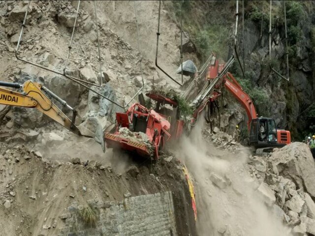 WATCH: Fresh landslide halts Jammu tunnel collapse rescue efforts WATCH: Fresh landslide halts Jammu tunnel collapse rescue efforts