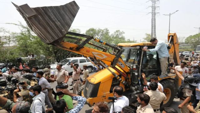 Bulldozers reach Delhi's Shaheen Bagh after Jahangirpuri: Why Supreme Court halted one drive, but not the other Bulldozers reach Delhi's Shaheen Bagh after Jahangirpuri: Why Supreme Court halted one drive, but not the other