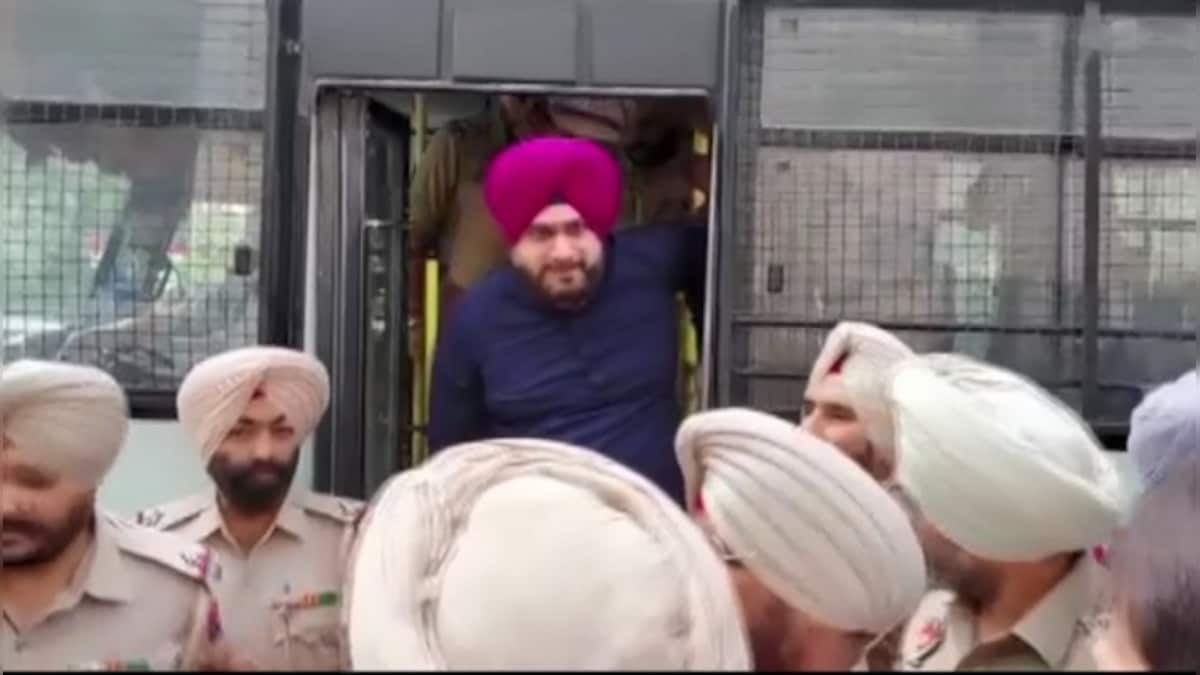 Navjot Singh Sidhu taken to Rajindra hospital for medical examination