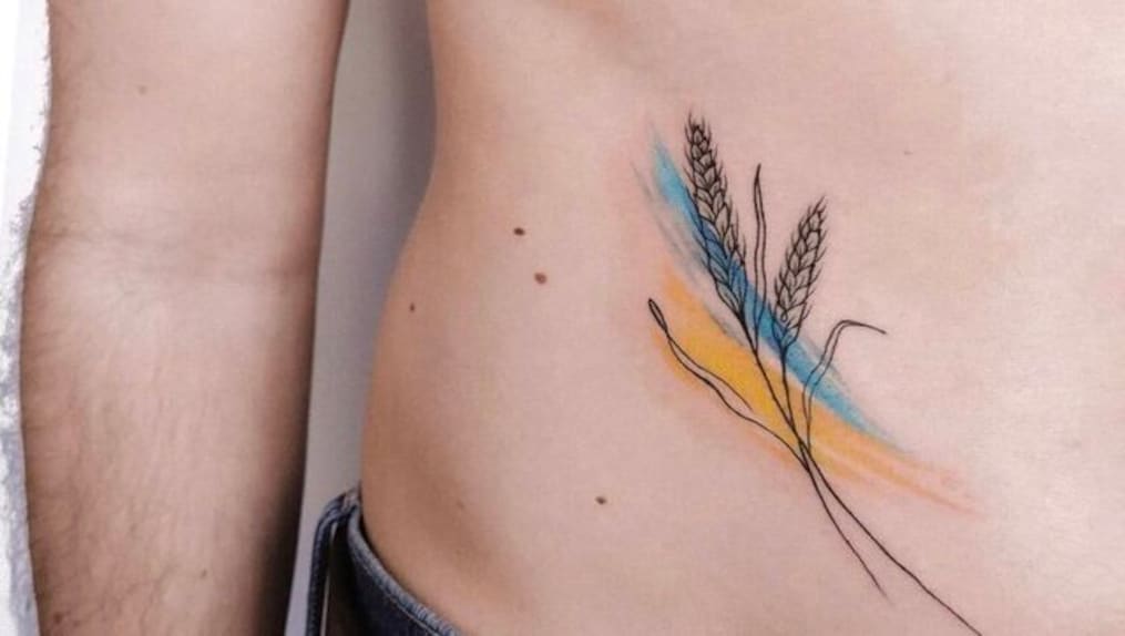 Ukrainian woman shows off her tattoo after Russian military starts killing and torturing people for tattoos with symbols of Ukraine. Twitter/ @irmachep