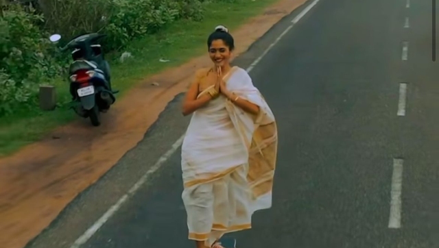 Watch| Woman longboards on Kerala road in saree; check viral clip here Watch| Woman longboards on Kerala road in saree; check viral clip here