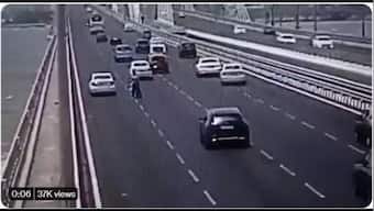 Watch | Man, taxi driver run over after they stop to save bird on Mumbai's sea link road