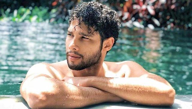 Siddhant Chaturvedi interacts with fans as he activates #SiddyChats Siddhant Chaturvedi interacts with fans as he activates #SiddyChats