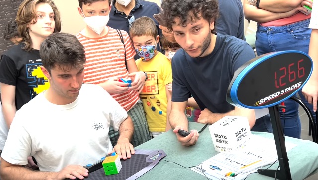 Watch| Man solves Rubik’s cube in 1.26 seconds through 'trick', internet reacts Watch| Man solves Rubik’s cube in 1.26 seconds through 'trick', internet reacts