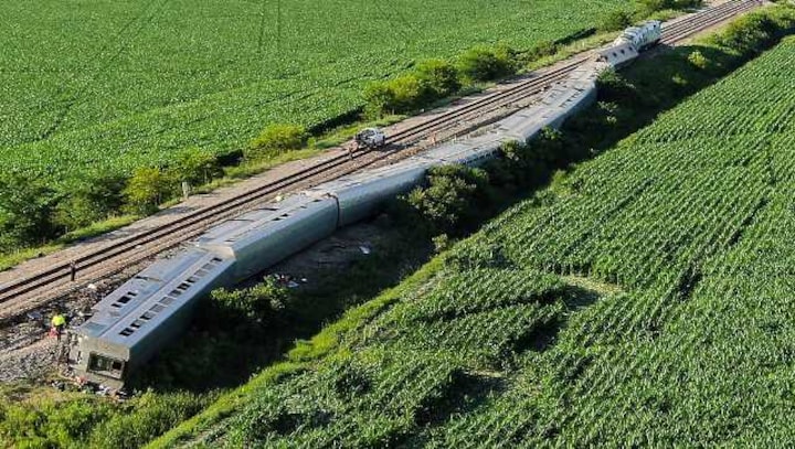Three killed, dozens injured as Amtrak passenger train crashes in Missouri