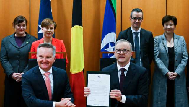 Australia's new government commits to reduce greenhouse emissions by 43% Australia's new government commits to reduce greenhouse emissions by 43%