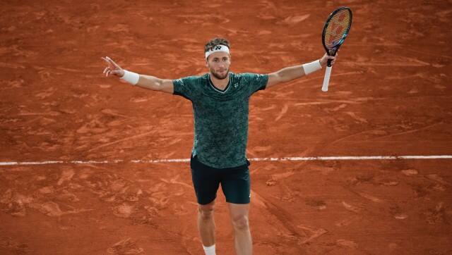 Norway's Casper Ruud celebrates winning the semifinal match against Croatia's Marin Cilic in four sets, 3-6, 6-4, 6-2, 6-2, at the French Open tennis tournament in Roland Garros stadium in Paris, France, Friday, June 3, 2022. (AP Photo/Christophe Ena)