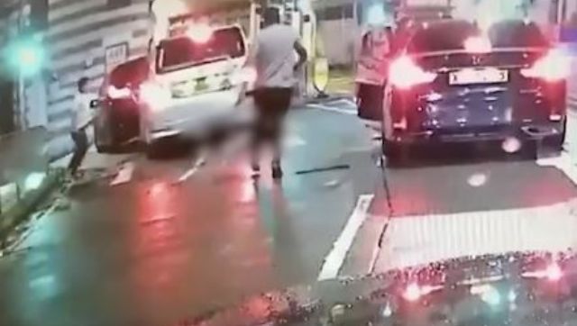 Watch: Machete-wielding gang attacks car in Hong Kong; 3 arrested Watch: Machete-wielding gang attacks car in Hong Kong; 3 arrested