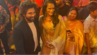 Ace badminton player PV Sindhu clicks a picture with Stylish Star Allu Arjun