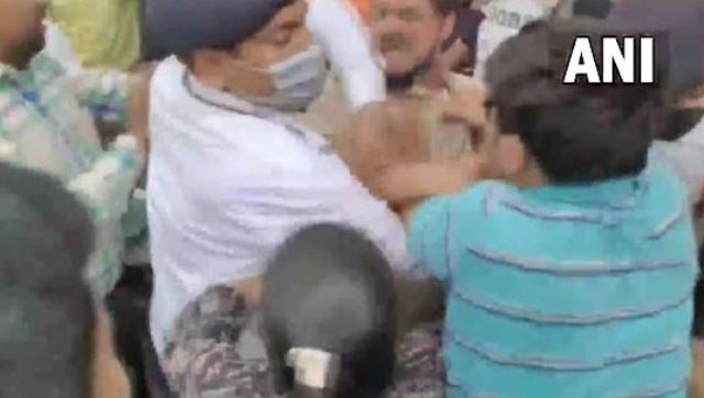 Delhi: Cops manhandled by man, two girls on busy street; video goes viral Delhi: Cops manhandled by man, two girls on busy street; video goes viral
