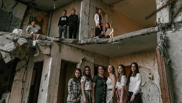 High school students pose for graduation photo in Ukraine's war-torn Chernihiv High school students pose for graduation photo in Ukraine's war-torn Chernihiv