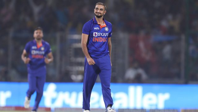 India vs South Africa: Harshal Patel and Bhuvneshwar Kumar leak runs at death, go for 44 in just two overs India vs South Africa: Harshal Patel and Bhuvneshwar Kumar leak runs at death, go for 44 in just two overs