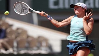 French Open 2022: Iga Swiatek extends winning run to reach semis