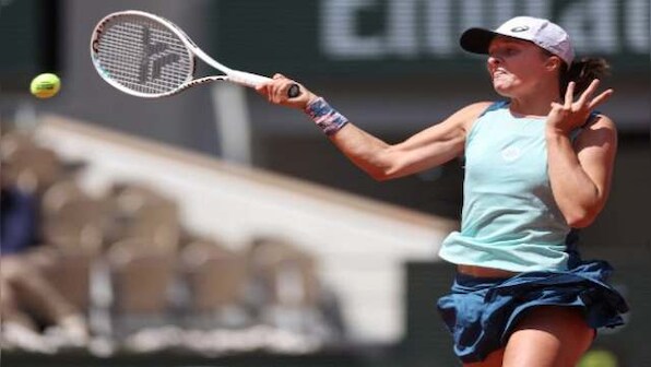 French Open 2022: Iga Swiatek extends winning run to reach semis