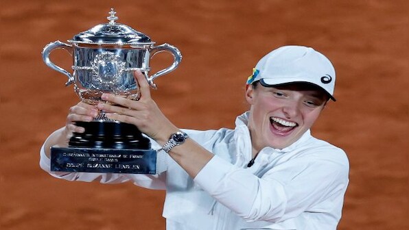 French Open 2022: Iga Swiatek brushes aside Coco Gauff to win second Roland Garros title