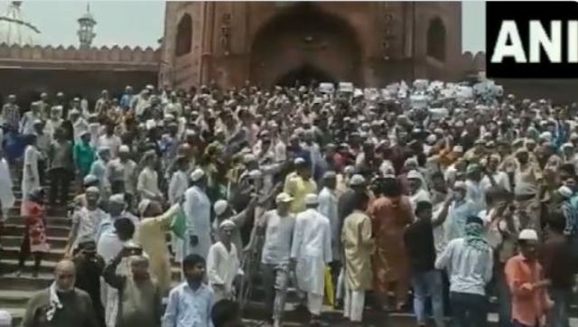 Watch: Protest erupts outside Jama Masjid demanding Nupur Sharma's arrest Watch: Protest erupts outside Jama Masjid demanding Nupur Sharma's arrest