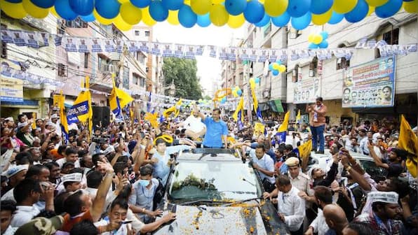 Kejriwal roadshow: Women wave 'jhadoo' from balconies