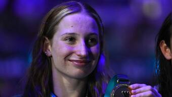 Mollie O'Callaghan becomes youngest women's 100m freestyle world champion in 30 years