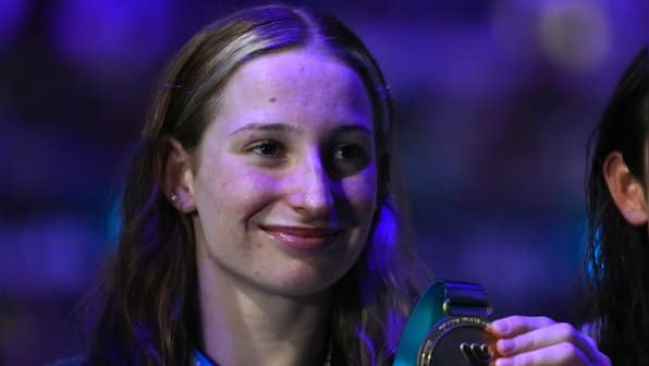 Mollie O'Callaghan becomes youngest women's 100m freestyle world champion in 30 years