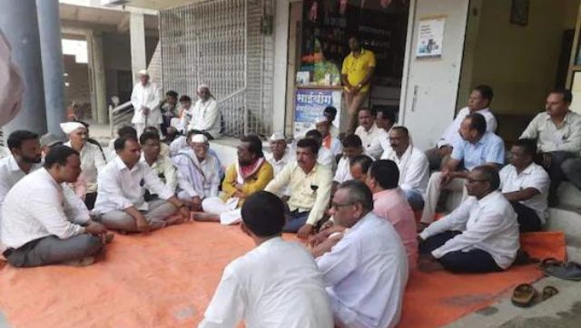 Maharashtra: Agitating farmers distribute free milk, burn sugarcane in Puntamba Maharashtra: Agitating farmers distribute free milk, burn sugarcane in Puntamba