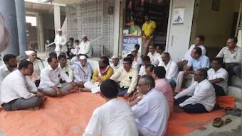 Maharashtra: Agitating farmers distribute free milk, burn sugarcane in Puntamba