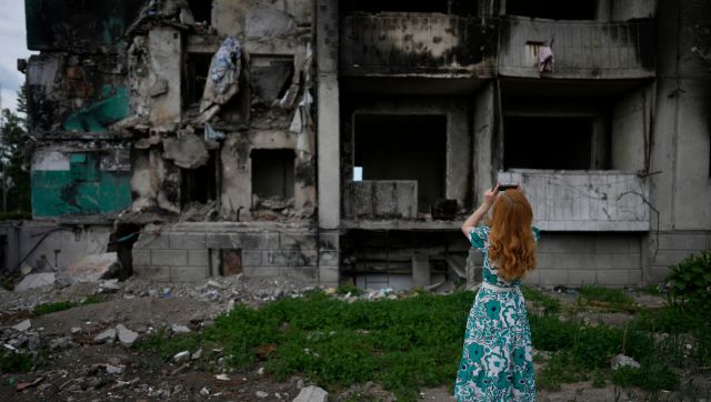 Watch | Ukrainian students dance in front of their bombed school, mark graduation by posing in ruins Watch | Ukrainian students dance in front of their bombed school, mark graduation by posing in ruins