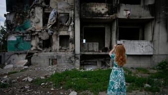 Watch | Ukrainian students dance in front of their bombed school, mark graduation by posing in ruins