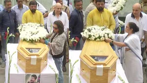 VIDEO: West Bengal police accord gun salute to KK, Mamata Banerjee consoles singer's wife, children