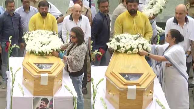 VIDEO: West Bengal police accord gun salute to KK, Mamata Banerjee consoles singer's wife, children VIDEO: West Bengal police accord gun salute to KK, Mamata Banerjee consoles singer's wife, children