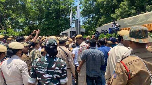 WATCH: Trinamool Congress protests at Guwahati hotel hosting Eknath Shinde, team; detained workers target Assam CM