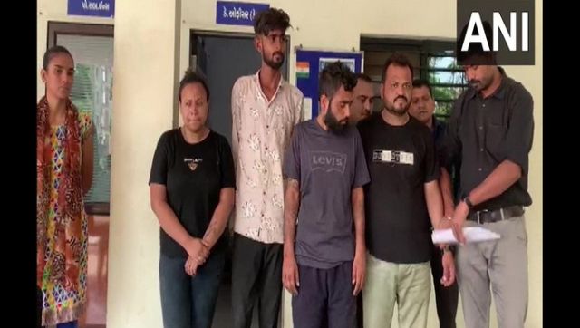 Gujarat: Four drug peddlers held in Vadodara for smuggling mephedrone worth Rs 8 lakhs Gujarat: Four drug peddlers held in Vadodara for smuggling mephedrone worth Rs 8 lakhs